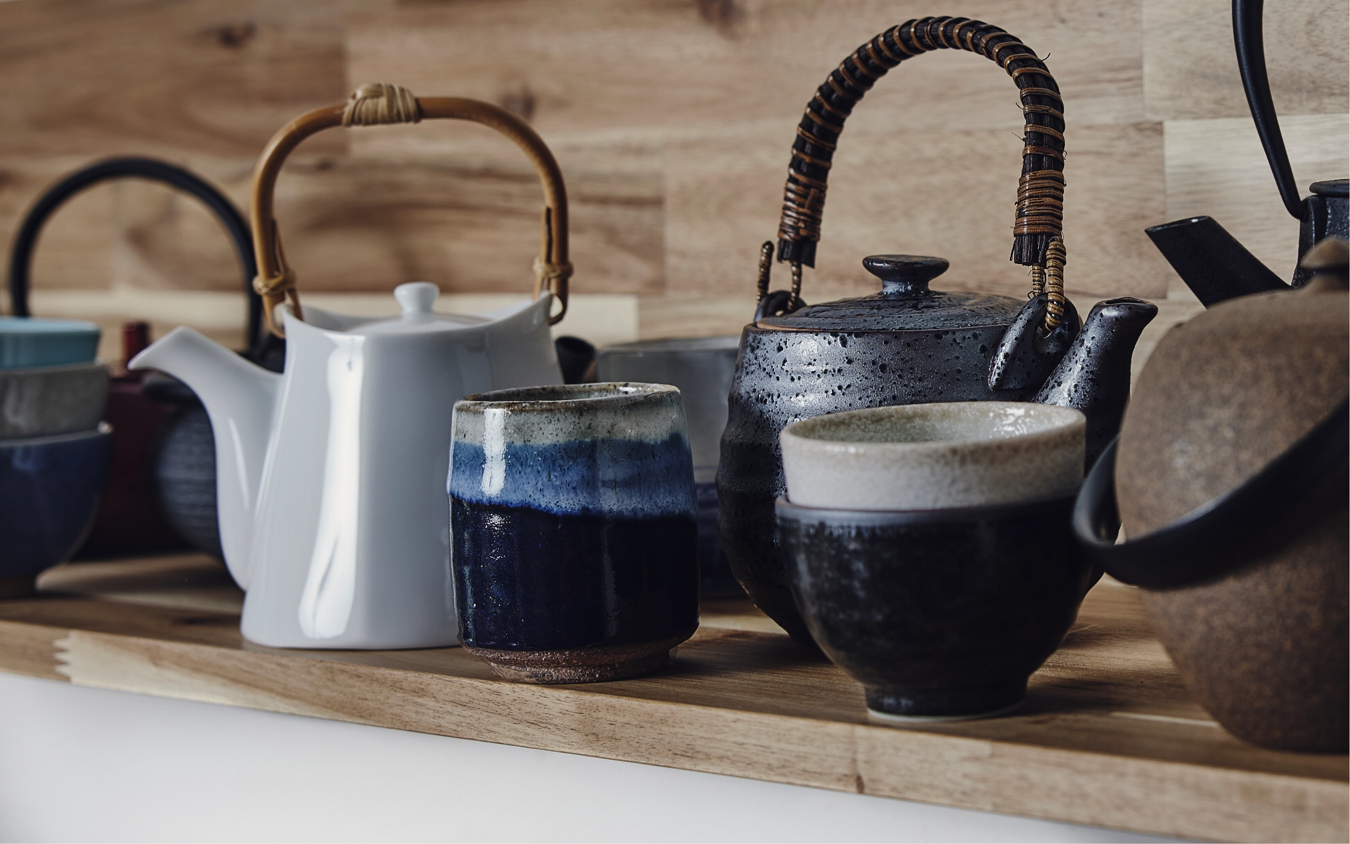 Как выбрать свой идеальный чайник: гид по материалам и стилям.